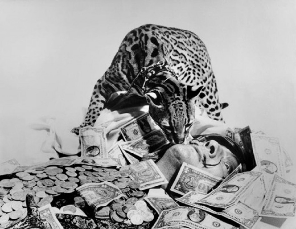 Babou acicalando el bigote de Dalí