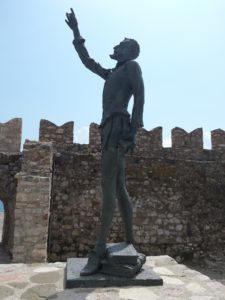 Estatua de Cervantes vista de perfil