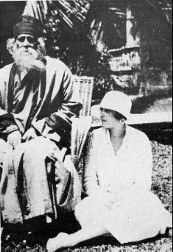Rabindranath Tagore y Victoria Ocampo: ella se sentaba a sus rodillas cual discípula escuchando atenta a su maestro.